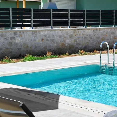 Cosy Halipoma-tilemahos Into Town Close